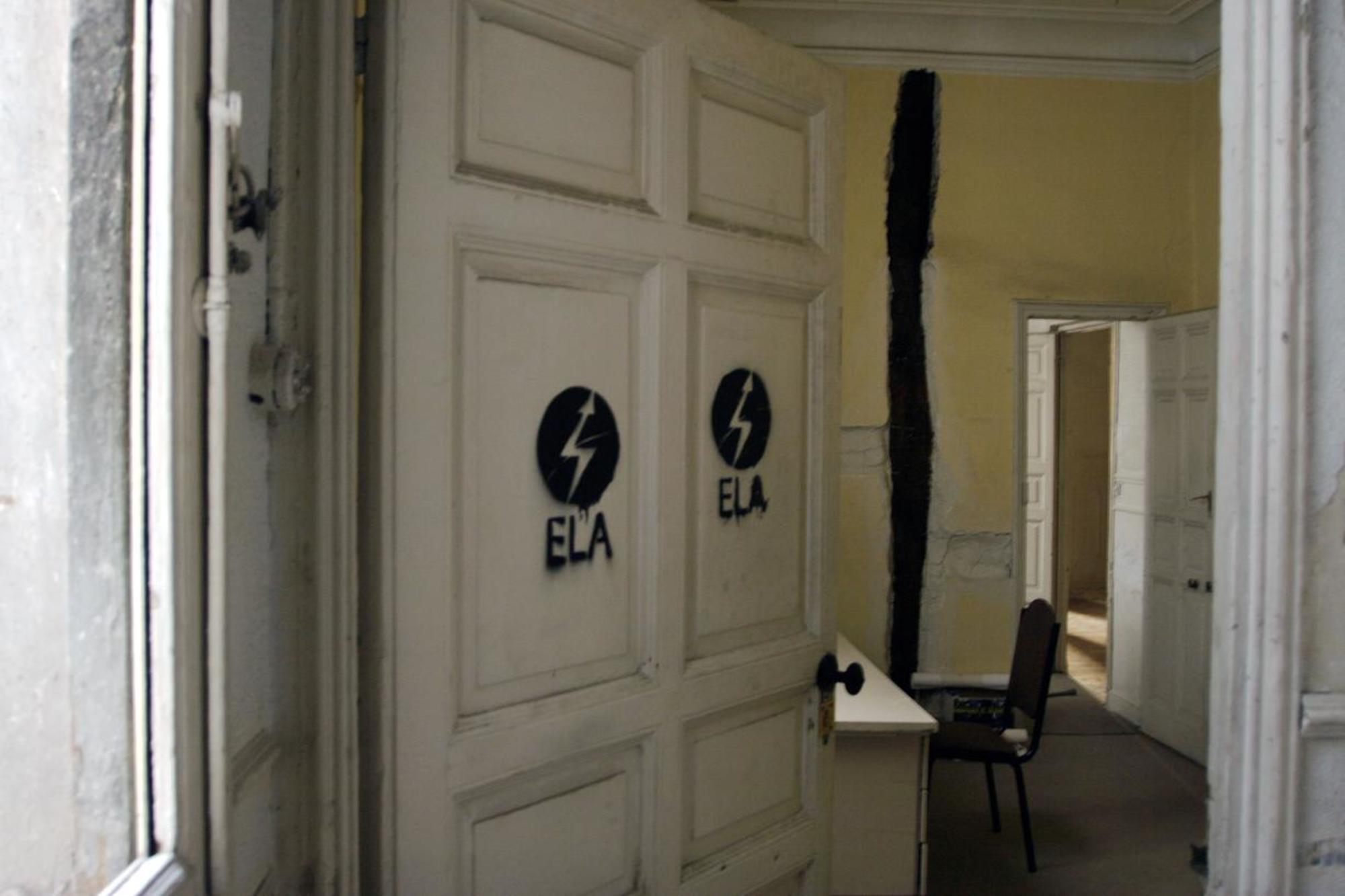 Entrada al estudio de Radio ELA en el centro social Malaya